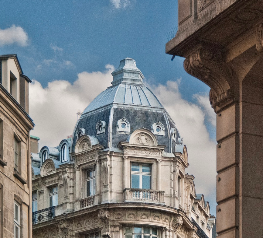 Façade d’un immeuble parisien sous un ciel bleu